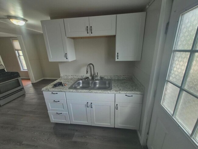 Building Photo - 417 Emma St