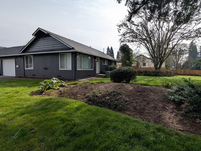 Building Photo - updated 4bed/2bath duplex near Oakway Rd