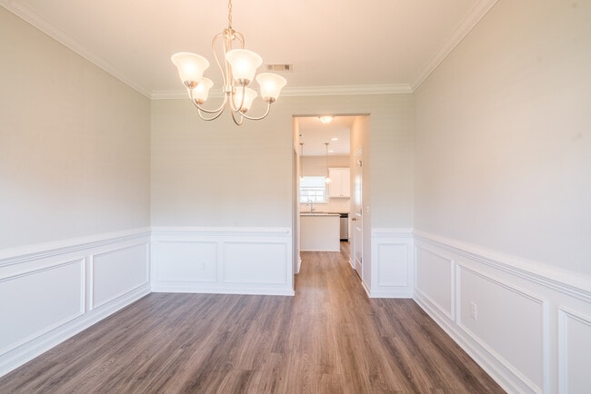 Building Photo - 647 Red Oak Ln