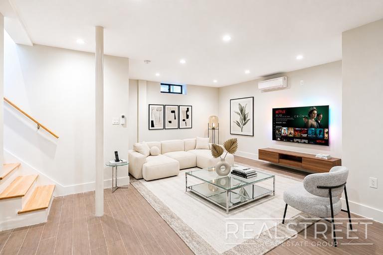 Building Photo - Spacious 2 Bed 1.5 Bath DUPLEX in Bed Stuy