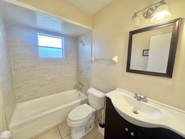 Building Photo - 2538-2540 Elm Ave