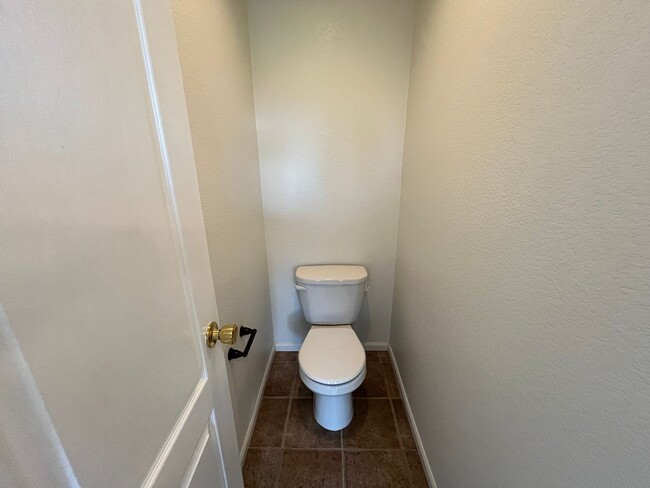 Building Photo - 5 Bed, 3.5 Bath with A/C, Available Now! -...