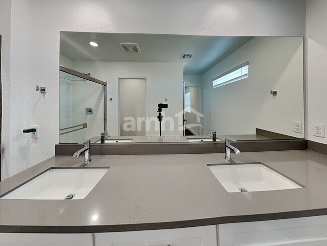 Building Photo - 872 Longwood Gdns St