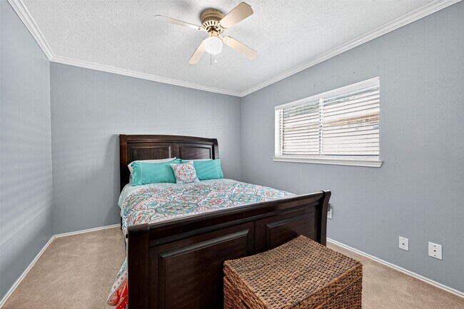 Building Photo - 930 Holly Hall Dr