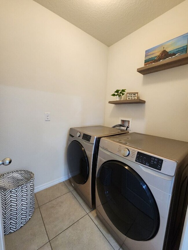 Building Photo - Beautifully 4-Bedroom, 2-Bath house in Lak...
