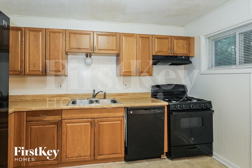 Building Photo - 252 N Lake Dr