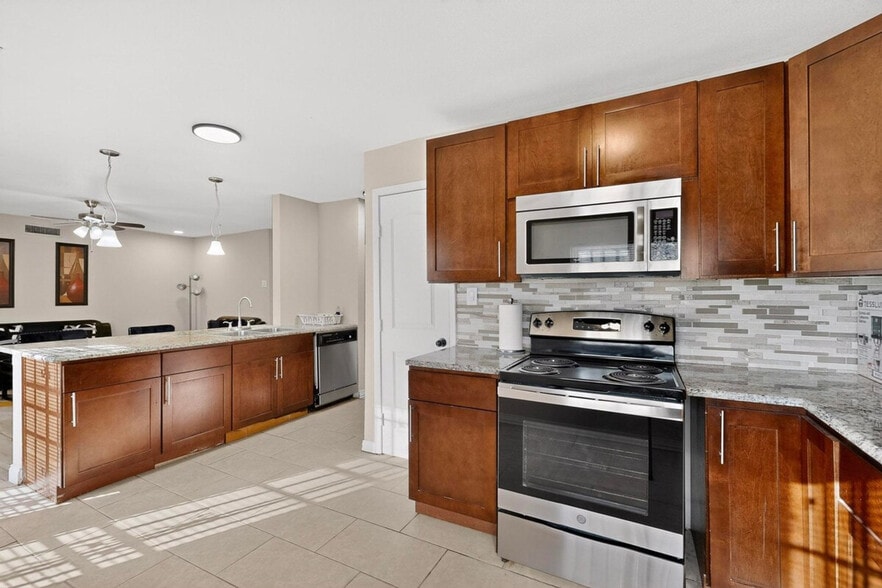 Building Photo - 136 Yorkshire Dr