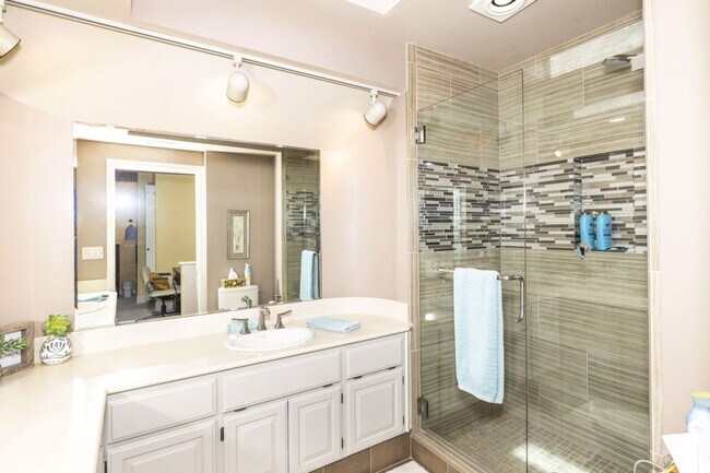 Building Photo - Conveniently Located, Fully Furnished 2 Bed/2 Bath Home Available To Nov!