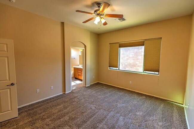 Building Photo - House For Rent