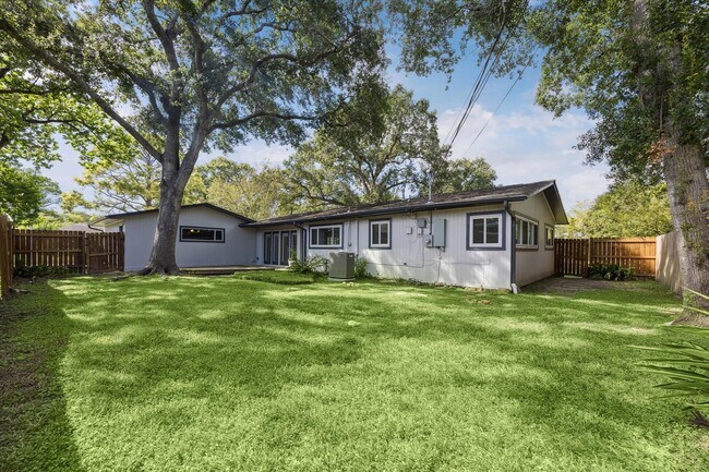 Building Photo - 8621 Bob White Dr