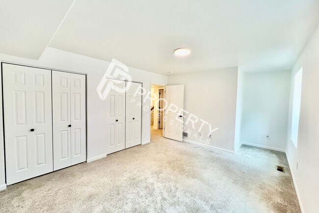 Building Photo - 94 Castle Ridge Dr
