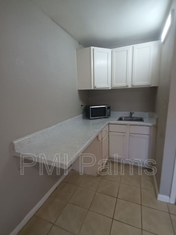 Building Photo - 2406 S 69th St