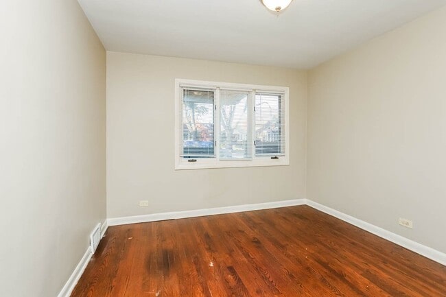 Building Photo - 10115 S California Ave