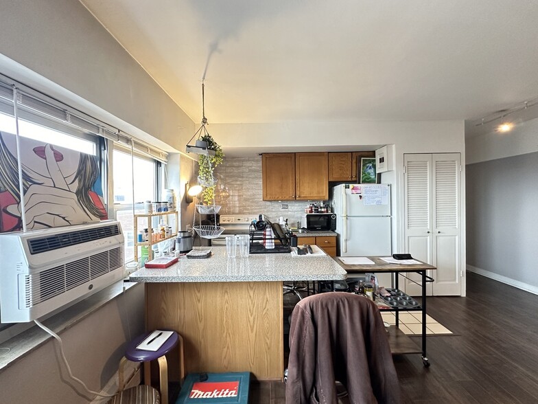 Building Photo - 4950 N Marine Dr