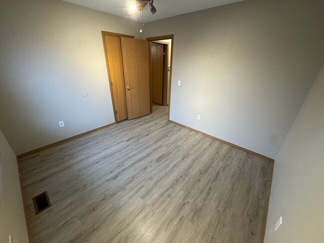 Building Photo - Updated 2 bedroom one bath apartment in be...