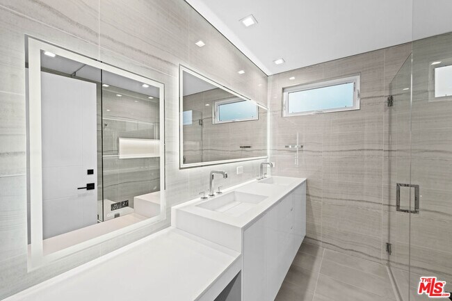 Building Photo - 1211 S Sherbourne Dr