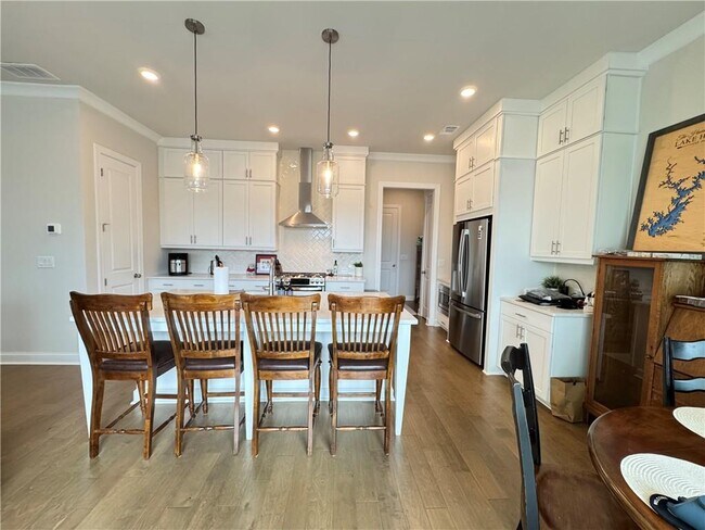 Building Photo - 637 Skytop Dr