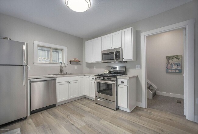 Building Photo - 25 E 16th St