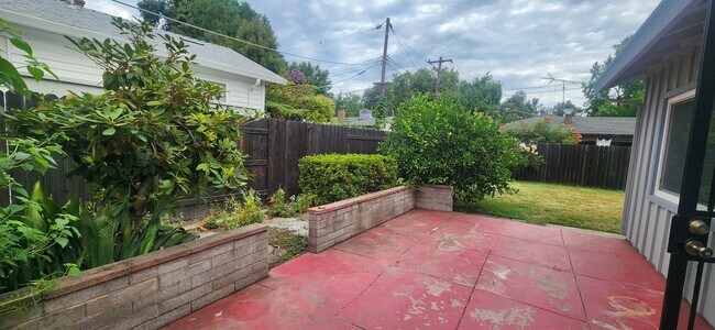 Building Photo - Beautifully Updated 3 Bedroom 2 Bathroom Home in the Highly Desirable S. Land park Neighborhood
