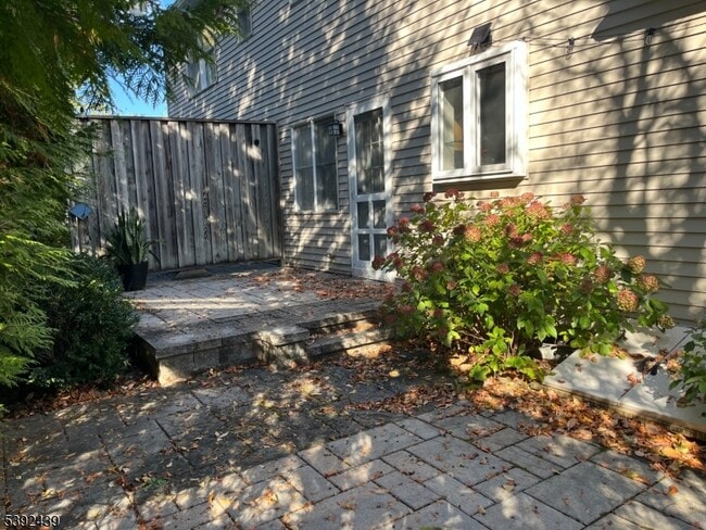 Building Photo - 8 Jane Rd