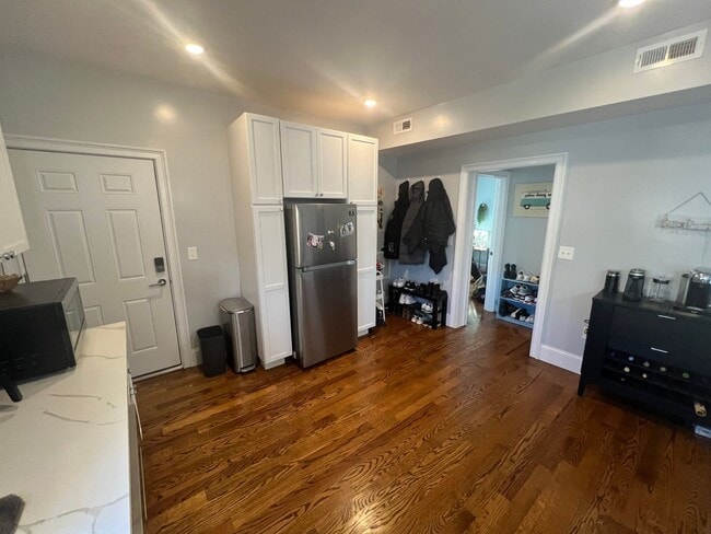 Building Photo - Very nice 3 bed 2 bath in Somerville... Don't miss out!