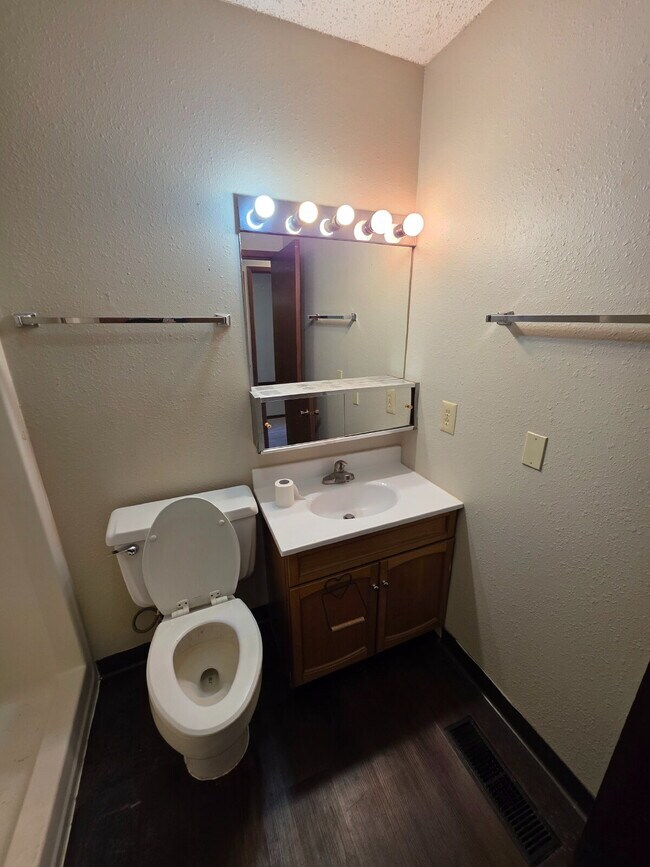 Building Photo - *WINTER MOVE-IN SPECIAL* 1 Bedroom | 1 Bat...