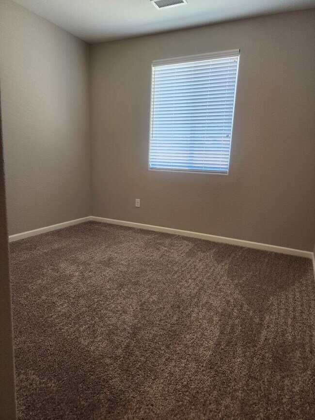 Building Photo - 3/2/2 Beautiful Home In Gardnerville Locat...