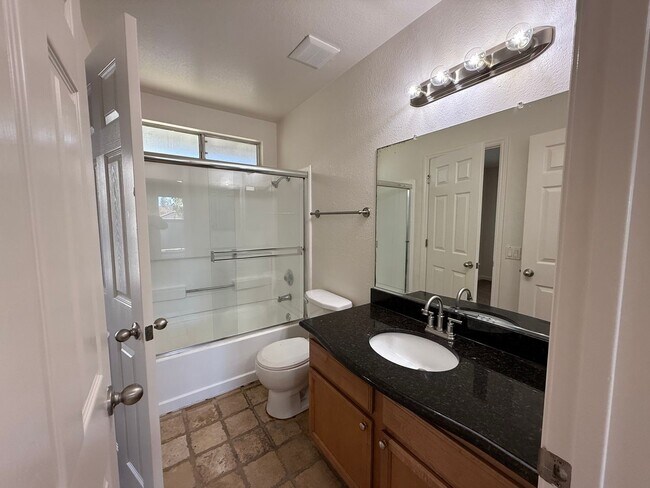 Building Photo - Parkview Condo close to shopping & Freeway!