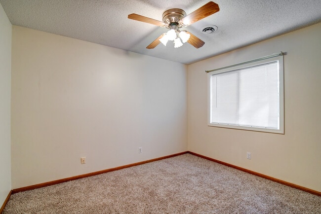 Building Photo - Close to Ft. Riley!!