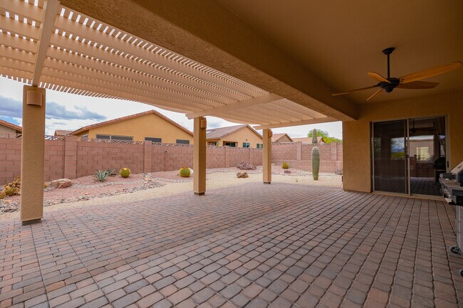 Building Photo - 1141 W Tenniel Dr