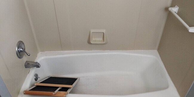 Building Photo - Spacious Pet Friendly 1 Bedroom with AC