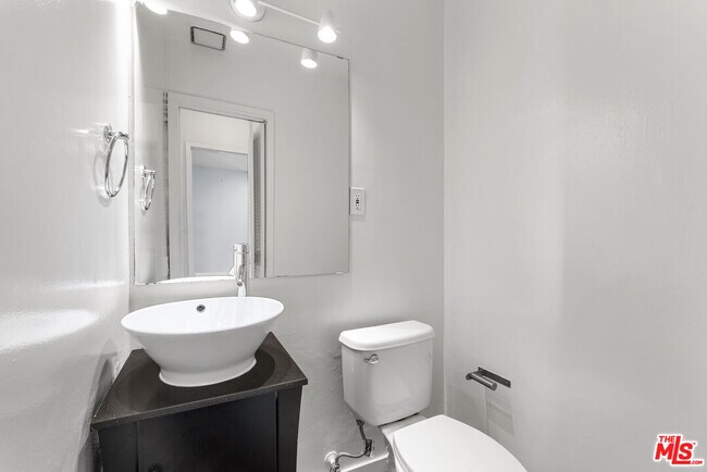 Building Photo - 612 Huntley Dr