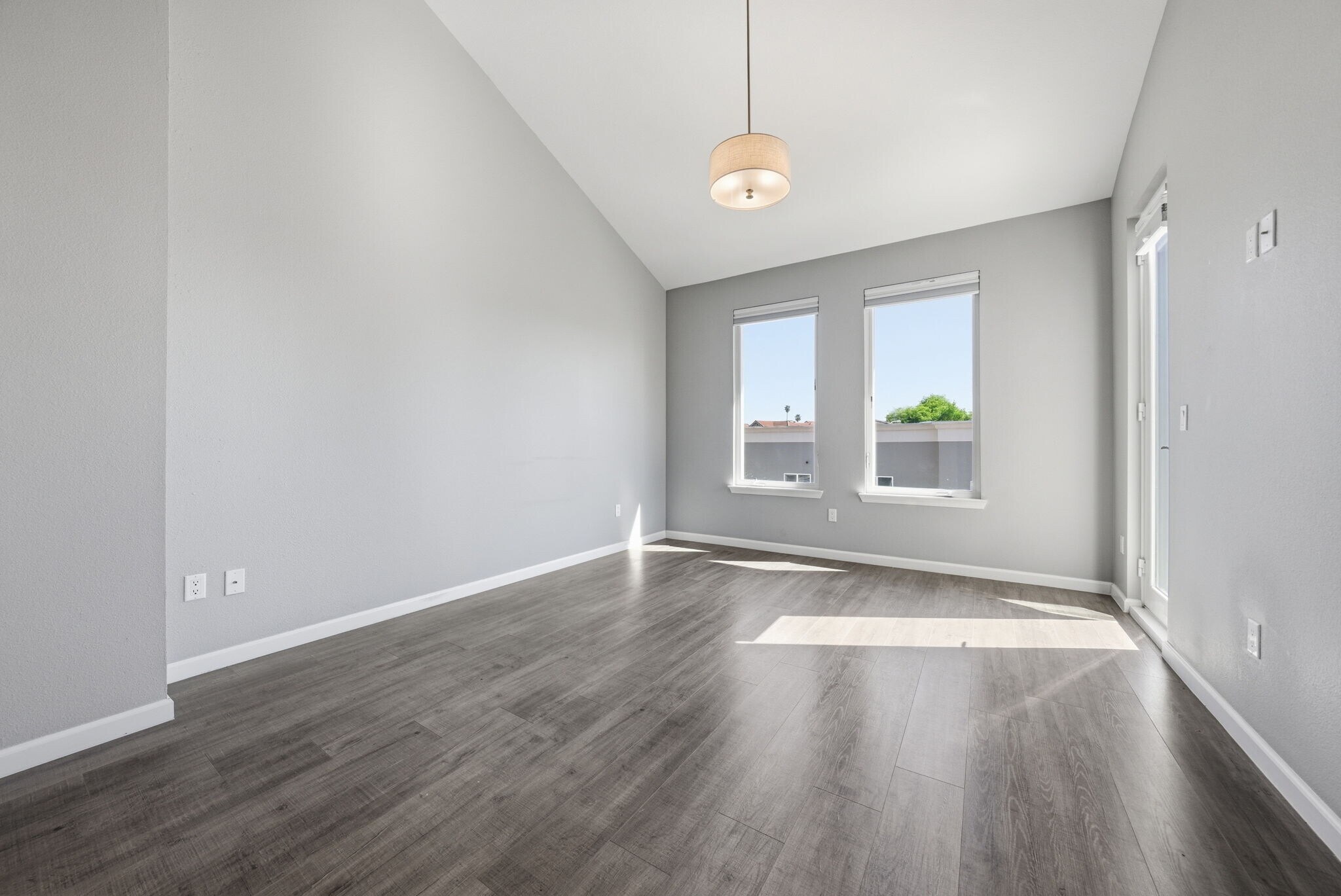 Building Photo - 817 Estancia Ter