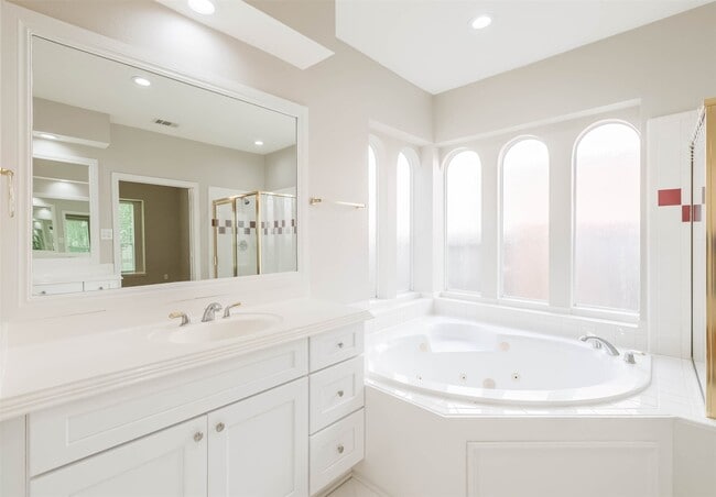 Building Photo - 5911 Brook Bend Dr