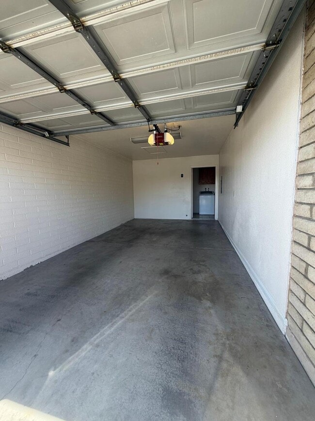 Building Photo - 520 S Greenfield Rd