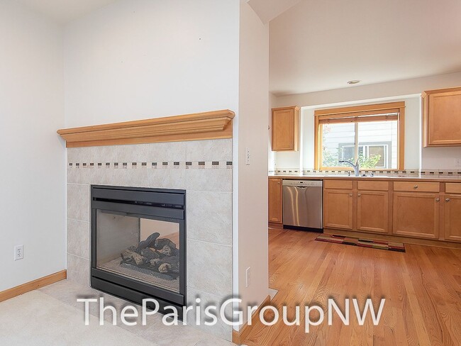 Building Photo - Gorgeous Greenwood Townhome * Walk to Lake...
