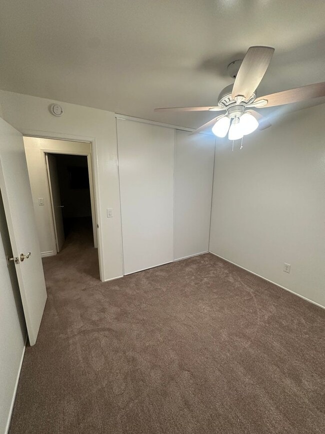 Building Photo - Upstairs 2BD/1BA Condo with 1 reserved cov...