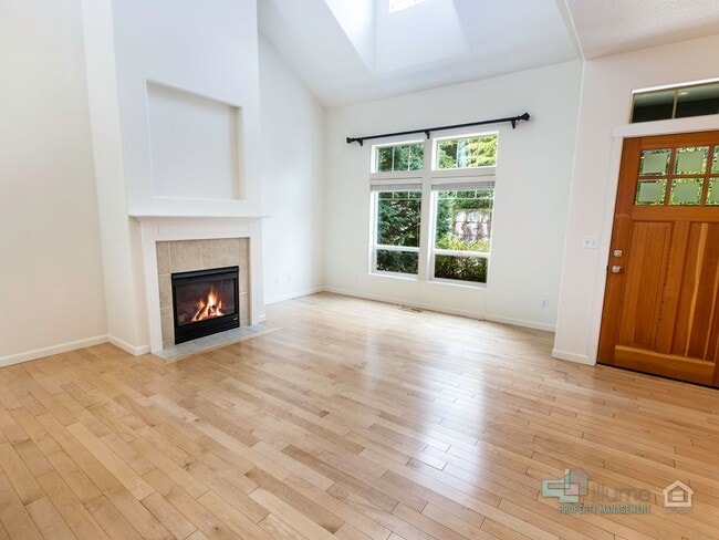 Building Photo - Beautiful 3 Bed/3 Bath Home!