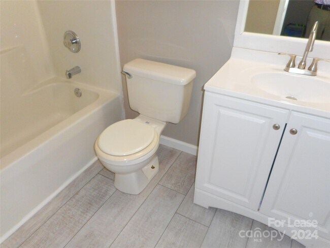 Building Photo - 3152 Mannington Dr