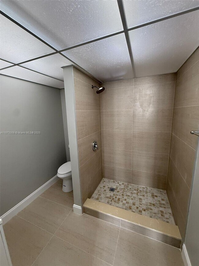 Building Photo - 10000 NW 80th Ct