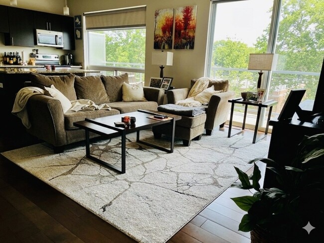 Building Photo - 819 E Mifflin St