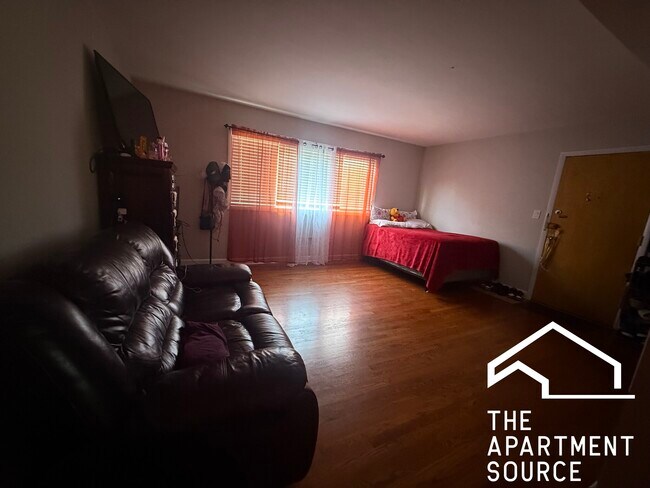 Building Photo - 2216 W Touhy Ave