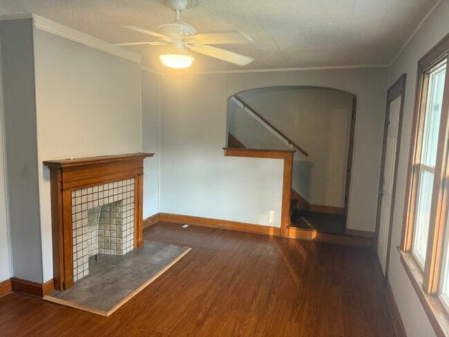 Building Photo - 806 E Deshler Ave