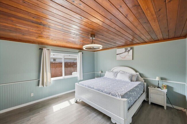 Building Photo - 1326 SW Bartell Ave