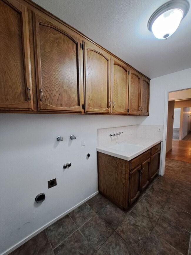 Building Photo - MOVE IN SPECIAL: Half OFF the 1st Month's ...