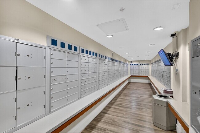 Building Photo - 1750 N Bayshore Dr