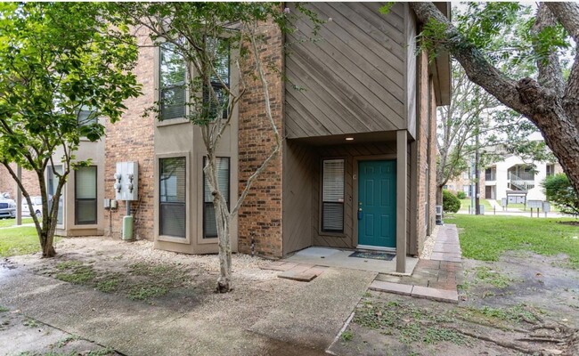 Building Photo - Beautiful Townhome Near LSU for Rent