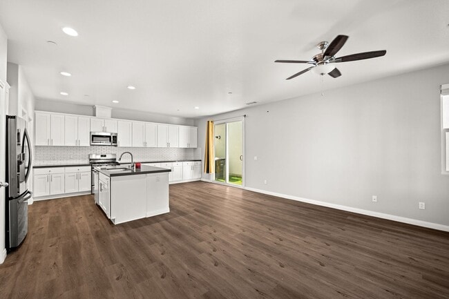 Building Photo - Beautiful Condo