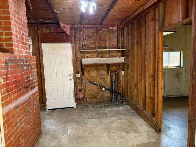 Building Photo - Updated 3 bedroom 1.5 bathroom house in Springfield!