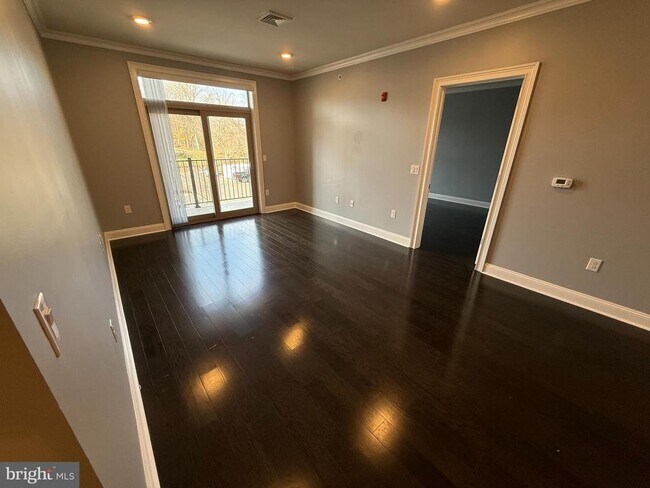 Building Photo - 200 N Sycamore St